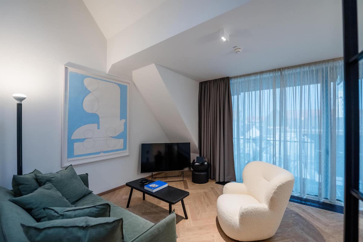 Deluxe Pool Suite | Ropa de cama de alta calidad y minibar