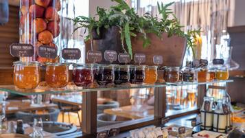 Tägliches Frühstücksbuffet (39 EUR pro Person)