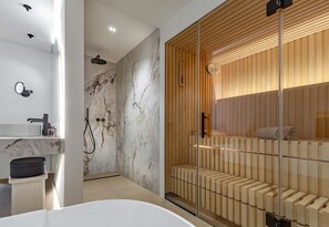 Signature Pool Suite | Salle de bain | Articles de toilette griffés, séchoir à cheveux, peignoirs, pantoufles