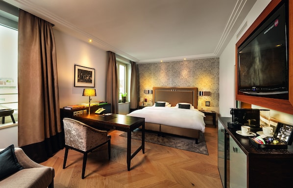 Chambre exécutive, Plusieurs lits | Literie de qualité, minibar, coffre-fort, décor unique