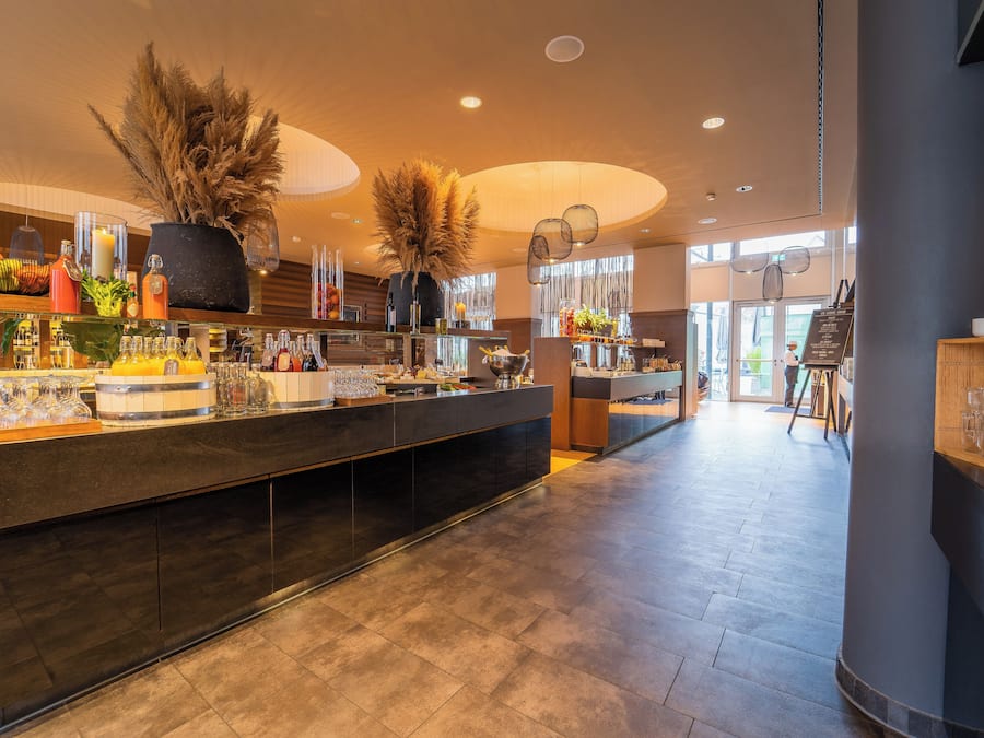 Se ofrece un desayuno bufé (39 EUR por persona)