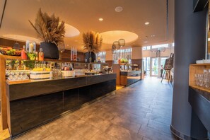 Tägliches Frühstücksbuffet gegen Gebühr
