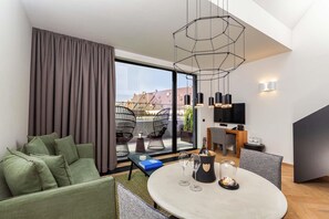 Urban Pool Suite | Premium bedding, minibar, in-room safe, individually decorated - Hotel Maximilian's (Augsburg)