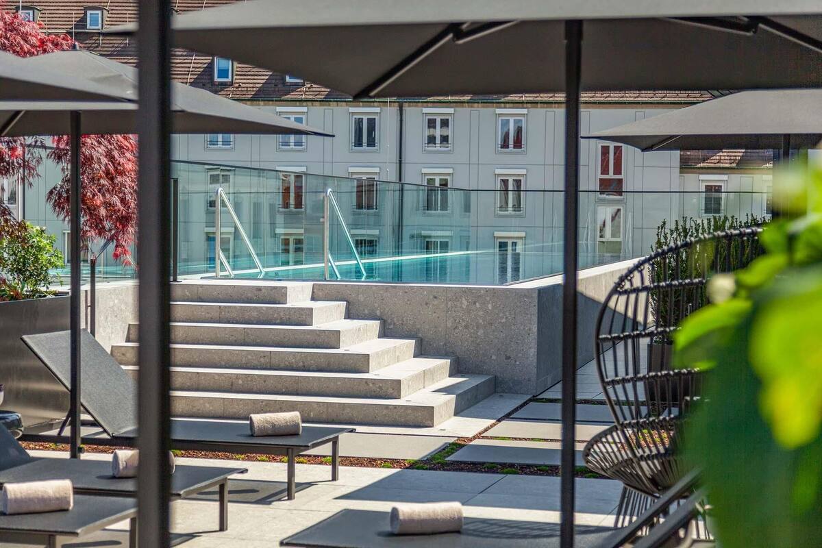 Signature Pool Suite | 高級寝具、ミニバー、セーフティボックス (室内)、デスク