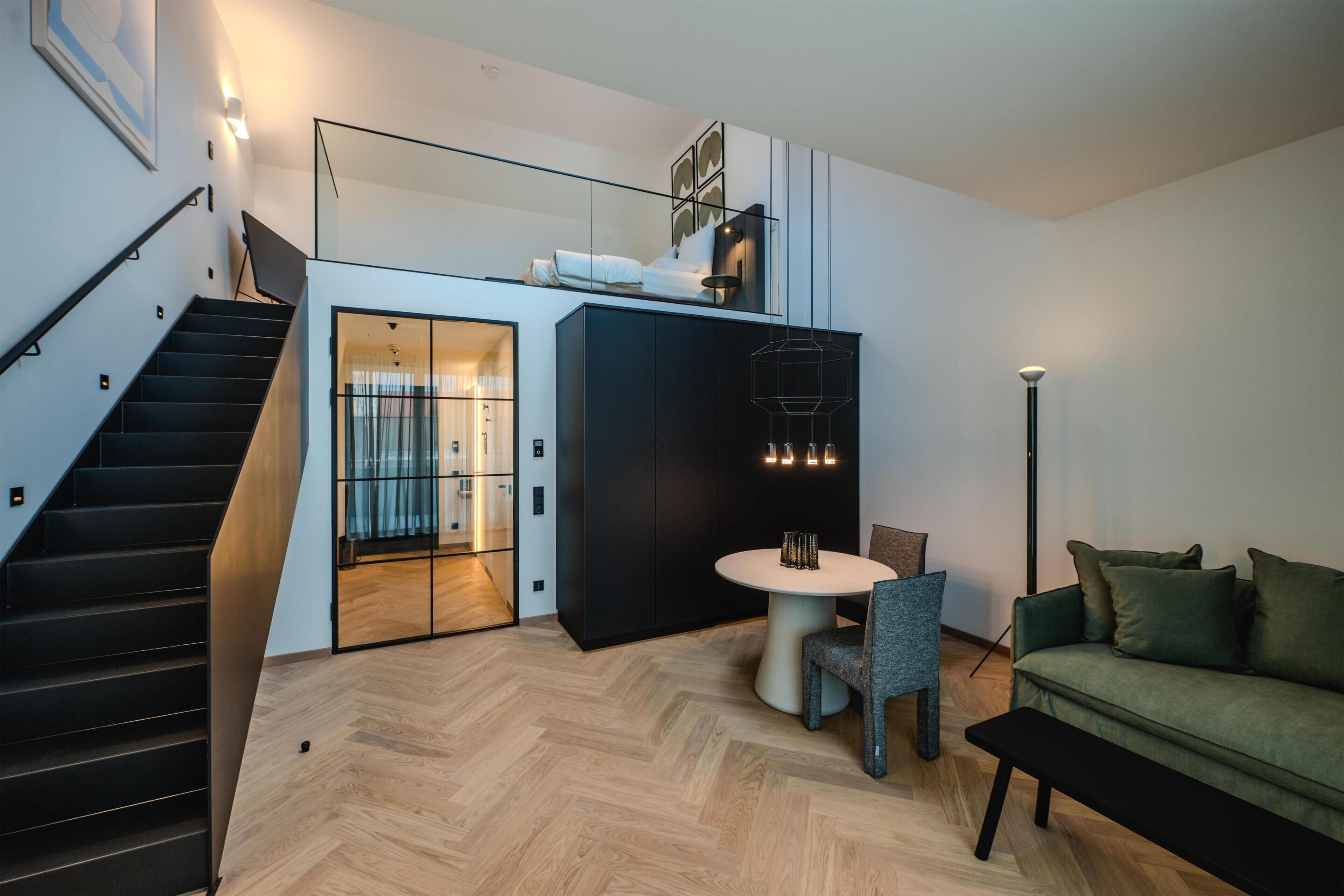 Urban Pool Suite | 高級寝具、ミニバー、セーフティボックス (室内)、客室ごとに異なる装飾