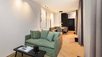 Schaezler Suite 2 | Hochwertige Bettwaren, Minibar, Zimmersafe, individuell dekoriert