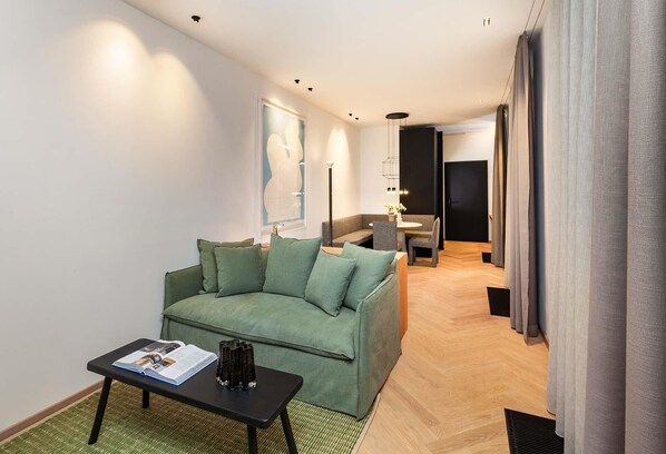 Schaezler Suite 2 | Premium bedding, minibar, in-room safe, desk - Hotel Maximilian's (Augsburg)