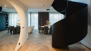 Signature Pool Suite | 高級寝具、ミニバー、セーフティボックス (室内)、デスク