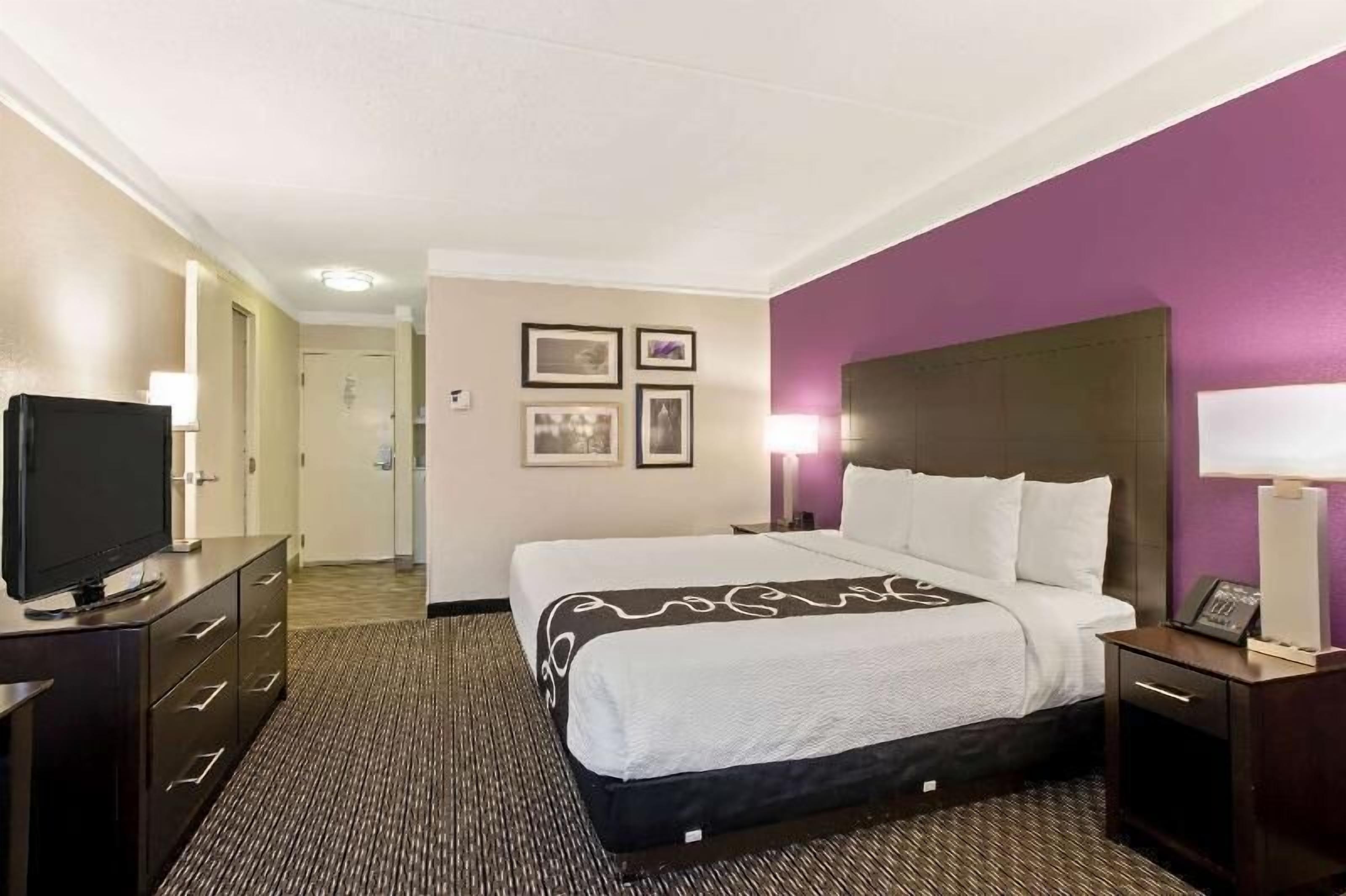 Premium bedding, desk, iron/ironing board, free cribs/infant beds