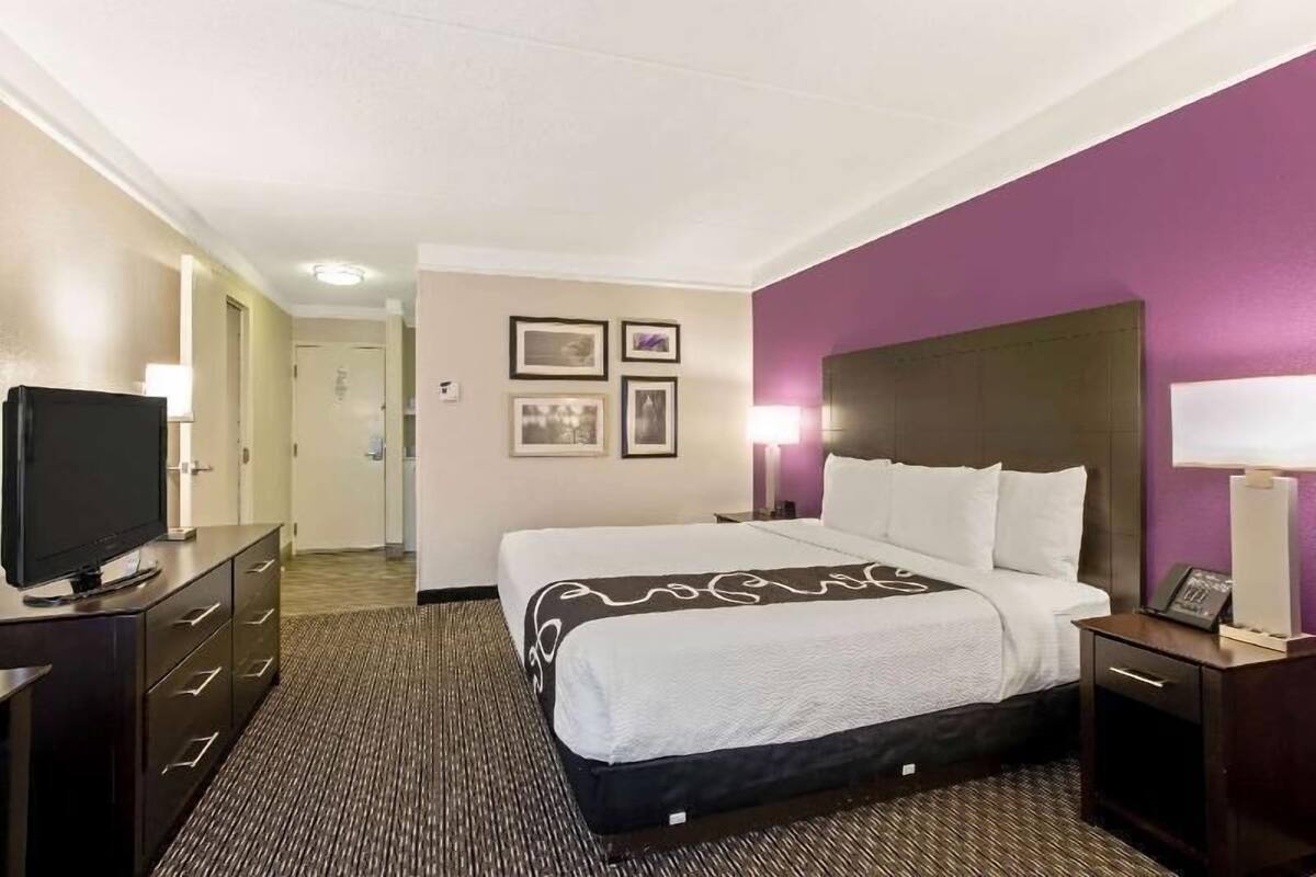 Premium bedding, desk, iron/ironing board, free cribs/infant beds