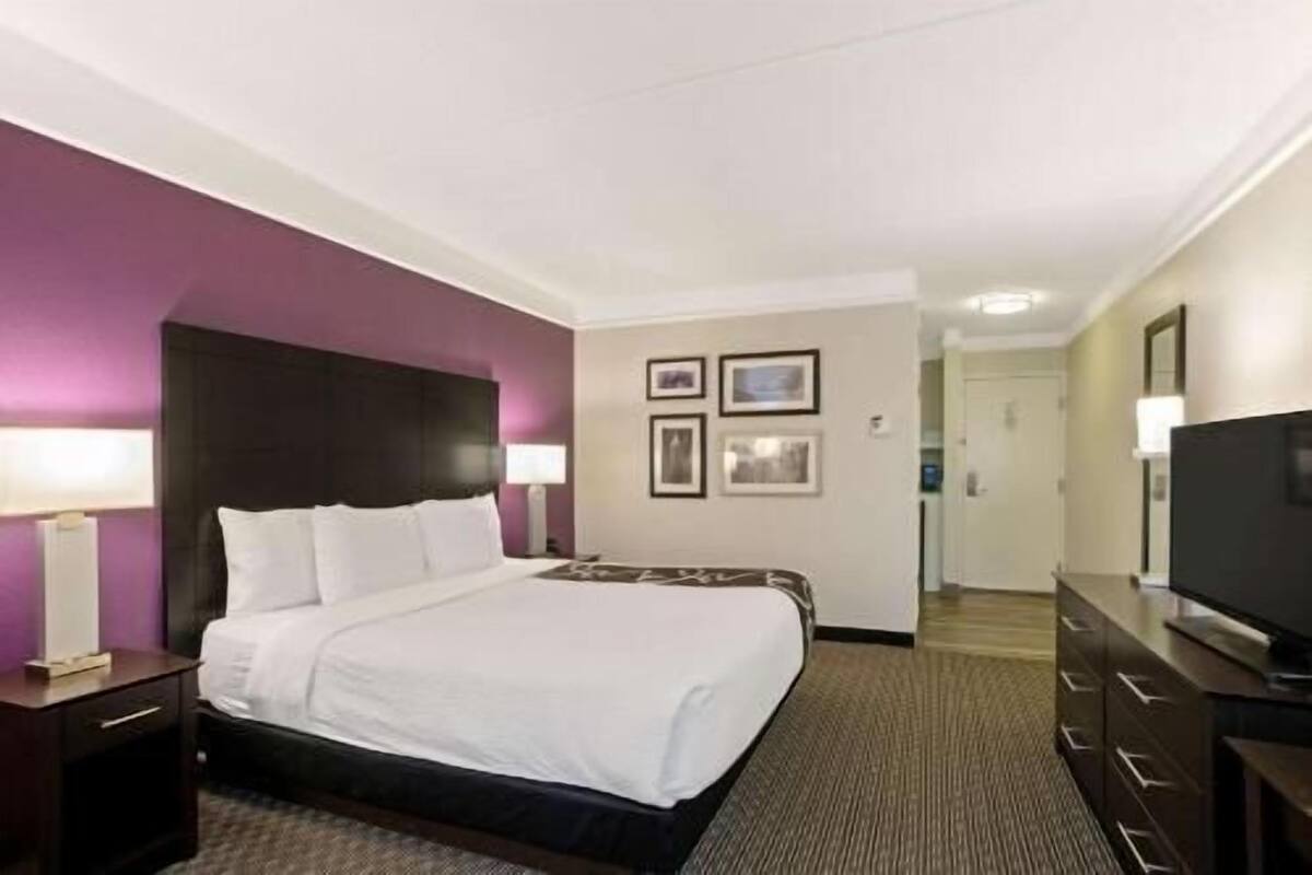 Premium bedding, desk, iron/ironing board, free cribs/infant beds