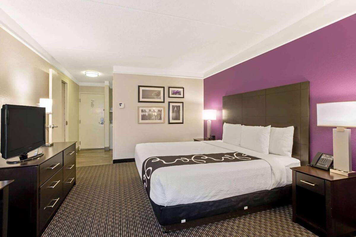 Premium bedding, desk, iron/ironing board, free cribs/infant beds