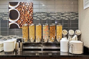 Free continental breakfast - La Quinta Inn & Suites by Wyndham Boston-Andover (Andover)