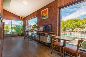 Colazione completa inclusa, servita tutte le mattine 
