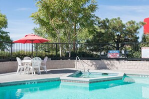 Piscine extérieure en saison, parasols, chaises longues