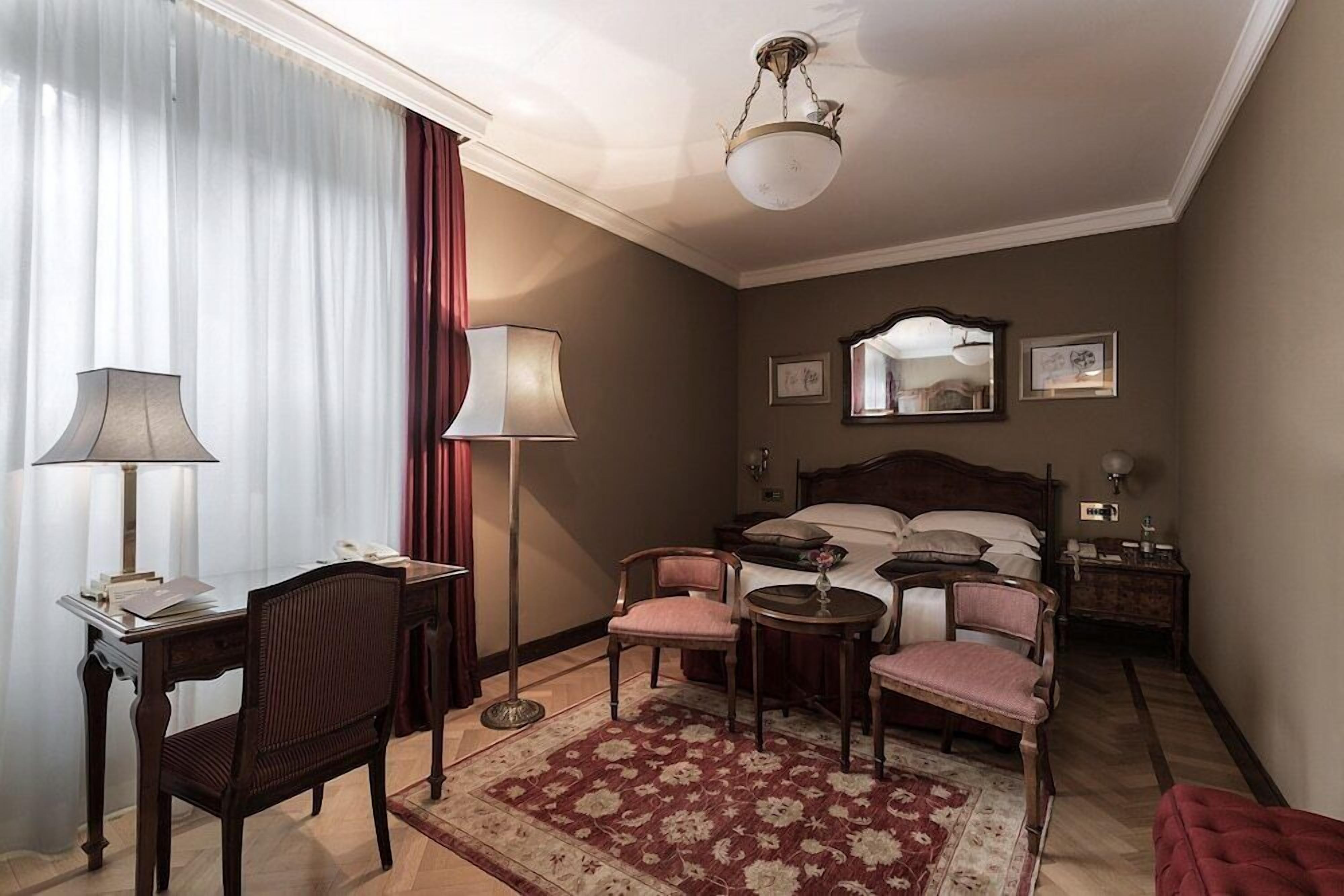 Ropa de cama de alta calidad, edredones de plumas, minibar y caja fuerte