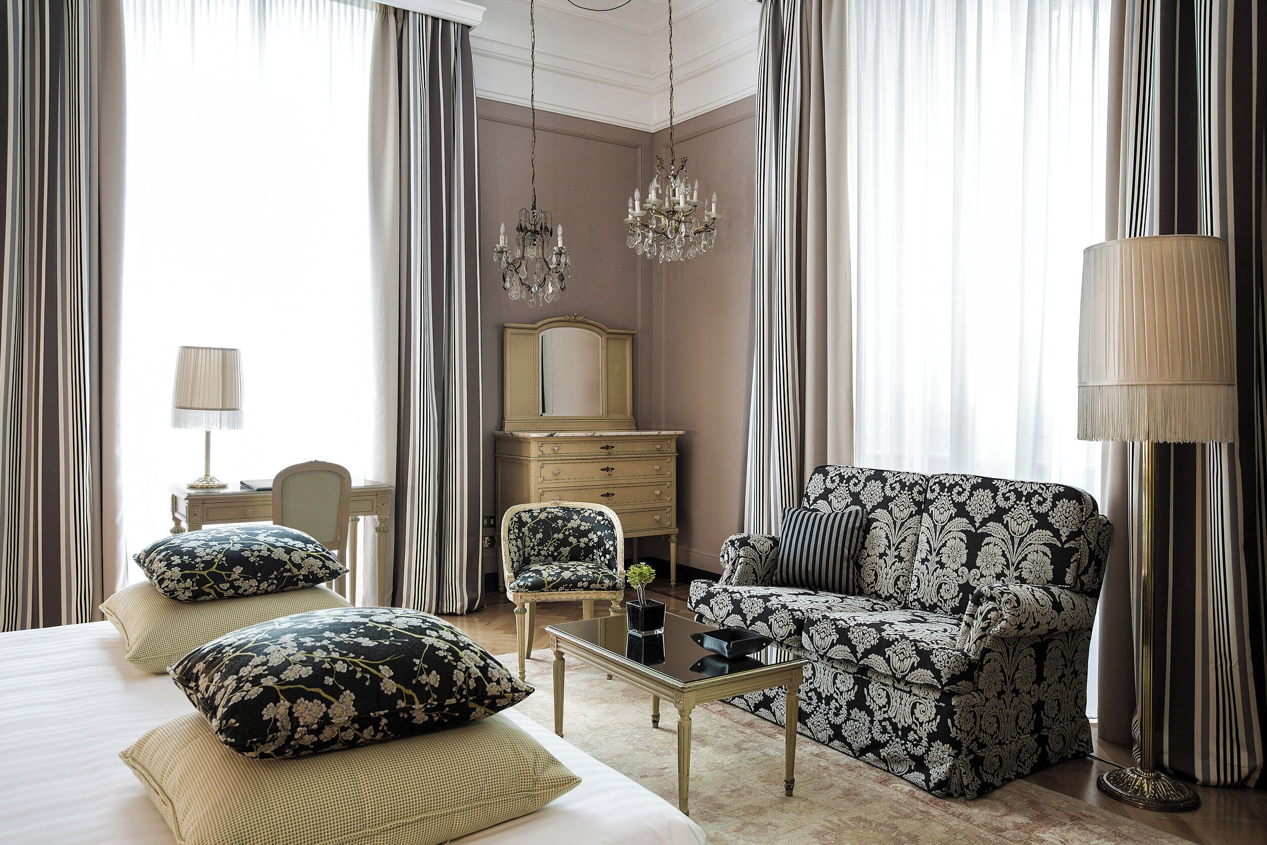 junior suite | 1 bedroom, premium bedding, down duvets, minibar