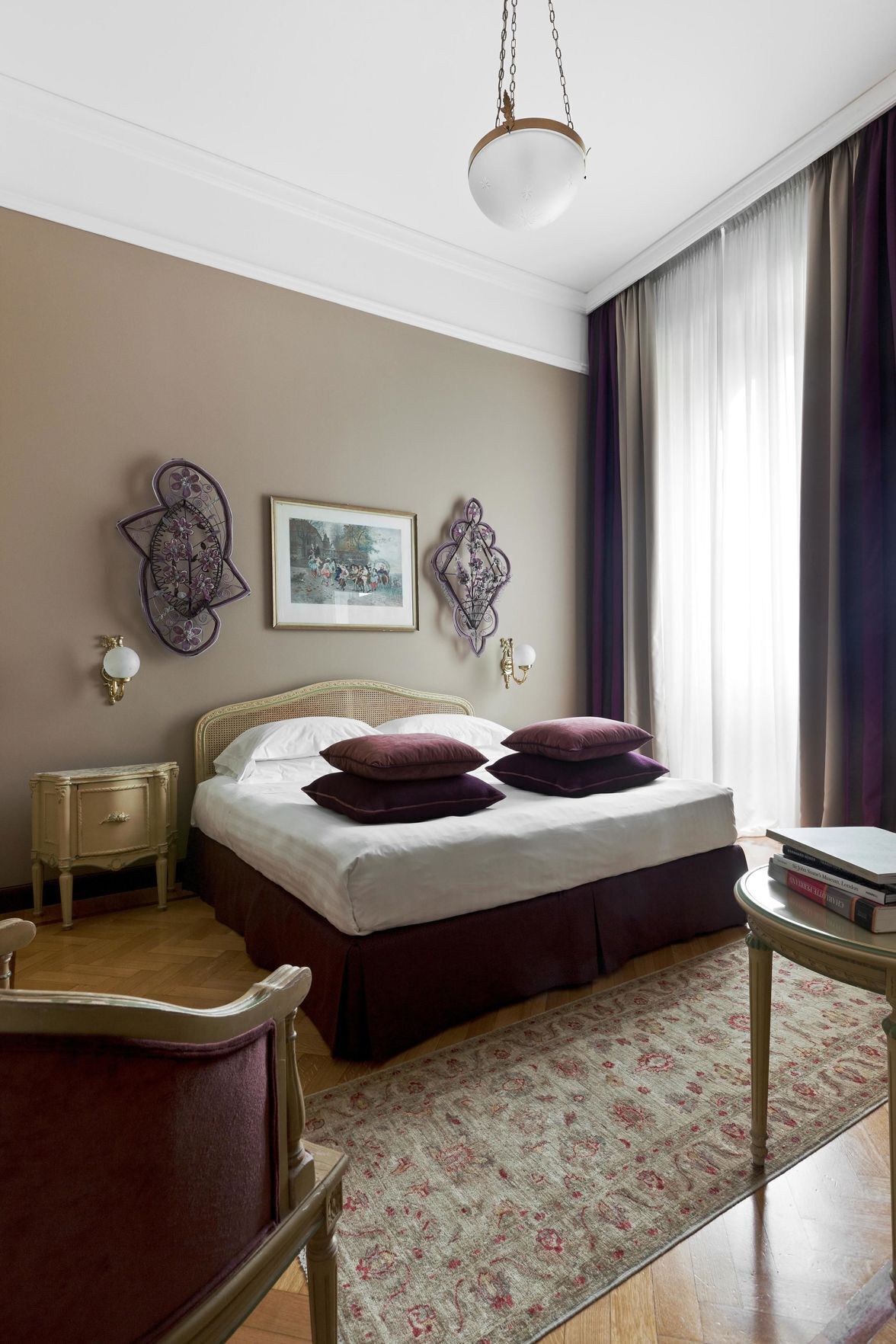 Ropa de cama de alta calidad, edredones de plumas, minibar y caja fuerte