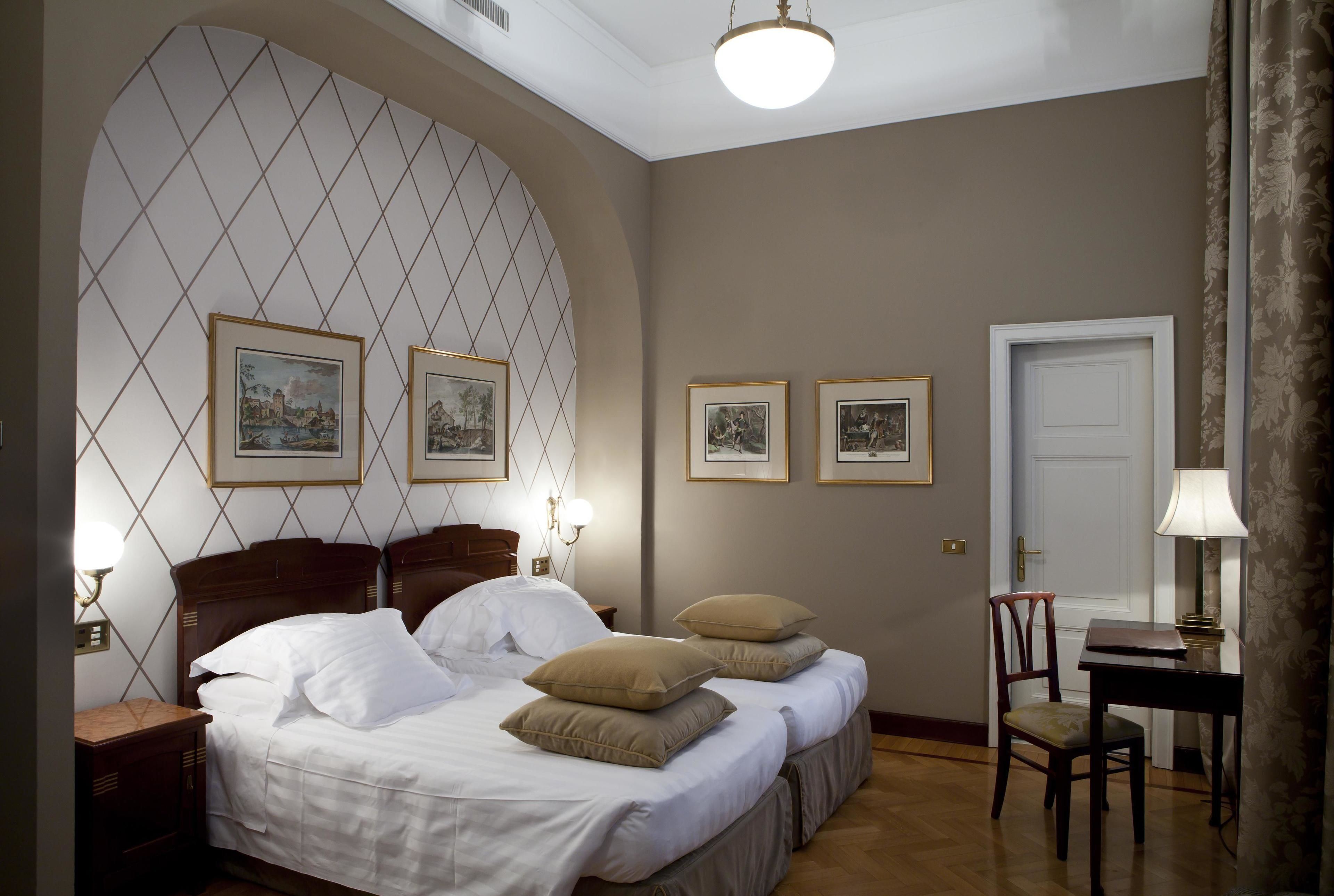 Ropa de cama de alta calidad, edredones de plumas, minibar y caja fuerte