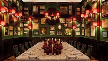 2 restaurants; breakfast, lunch and dinner served