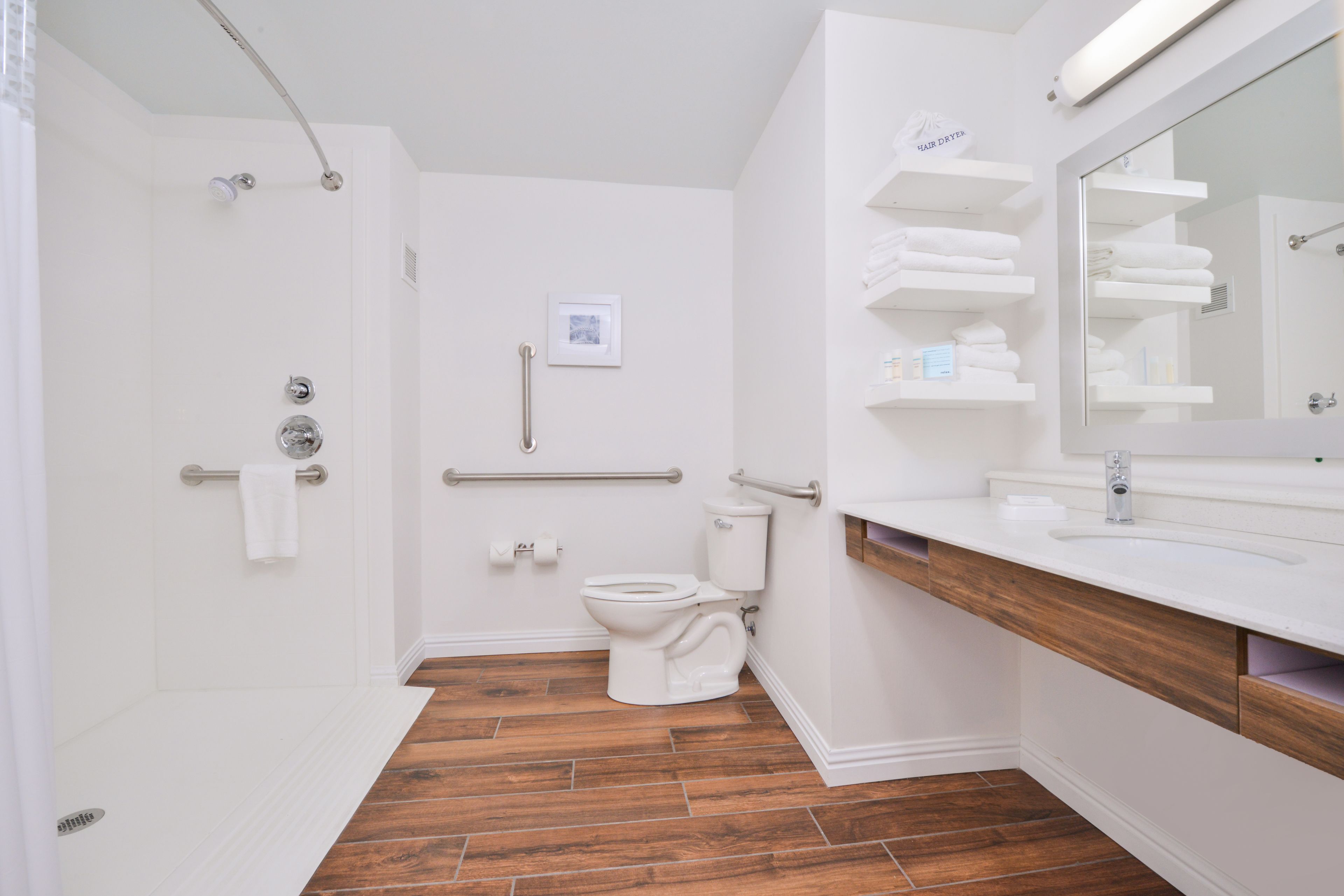 suite, 1 king bed, accessible, non smoking | bathroom | free toiletries, hair dryer, towels