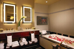 Articles de toilette de luxe, sèche-cheveux, peignoirs