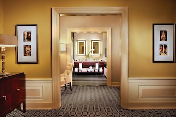 Serves lunch and dinner at The Algonquin Hotel Times Square, Autograph Collection