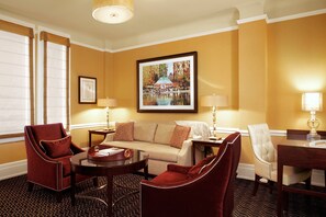 En 32-tommers Flatskjerm-TV med kabel-kanaler samt TV