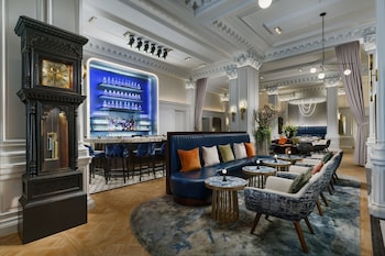 Serves lunch and dinner at The Algonquin Hotel Times Square, Autograph Collection