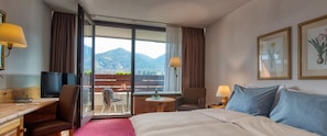 Minibar, coffres-forts dans les chambres, bureau