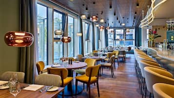 2 Restaurants, Frühstück, Mittagessen, lokale und internationale Küche
