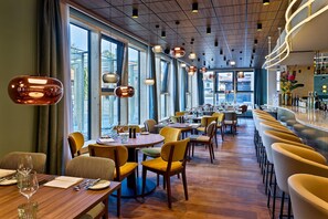 2 restaurantes; se sirven desayunos y cocina local e internacional 