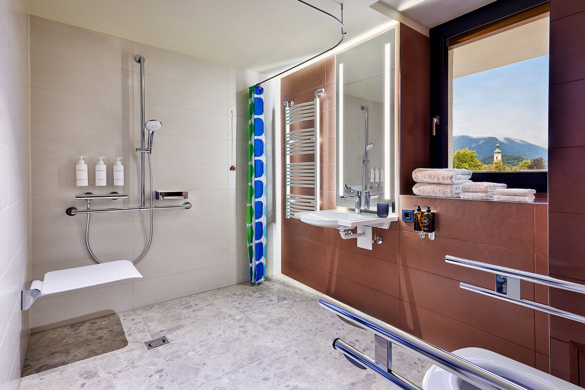 Ein modernes Badezimmer mit Dusche, Waschbecken und Spiegel.