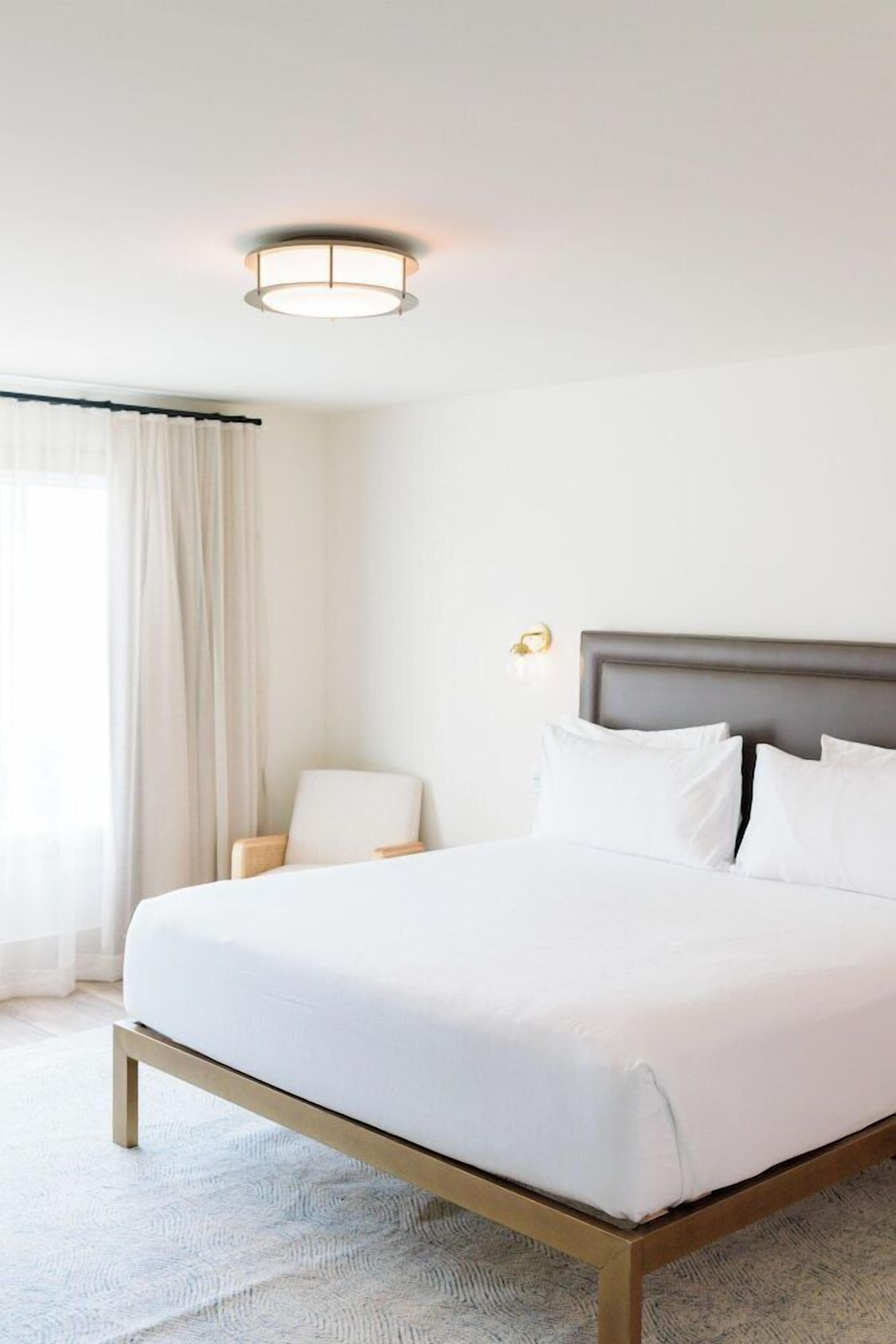 Premium bedding, in-room safe, iron/ironing board, free WiFi