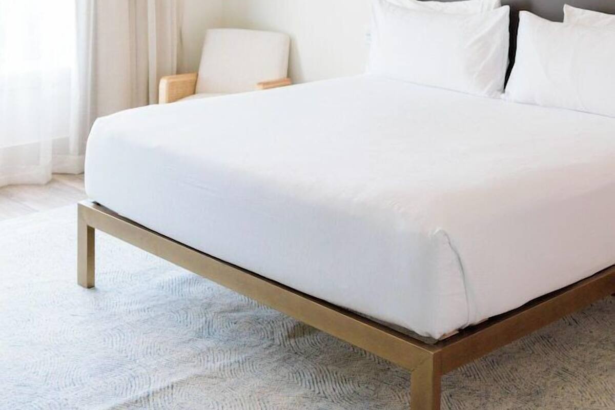 Premium bedding, in-room safe, iron/ironing board, free WiFi