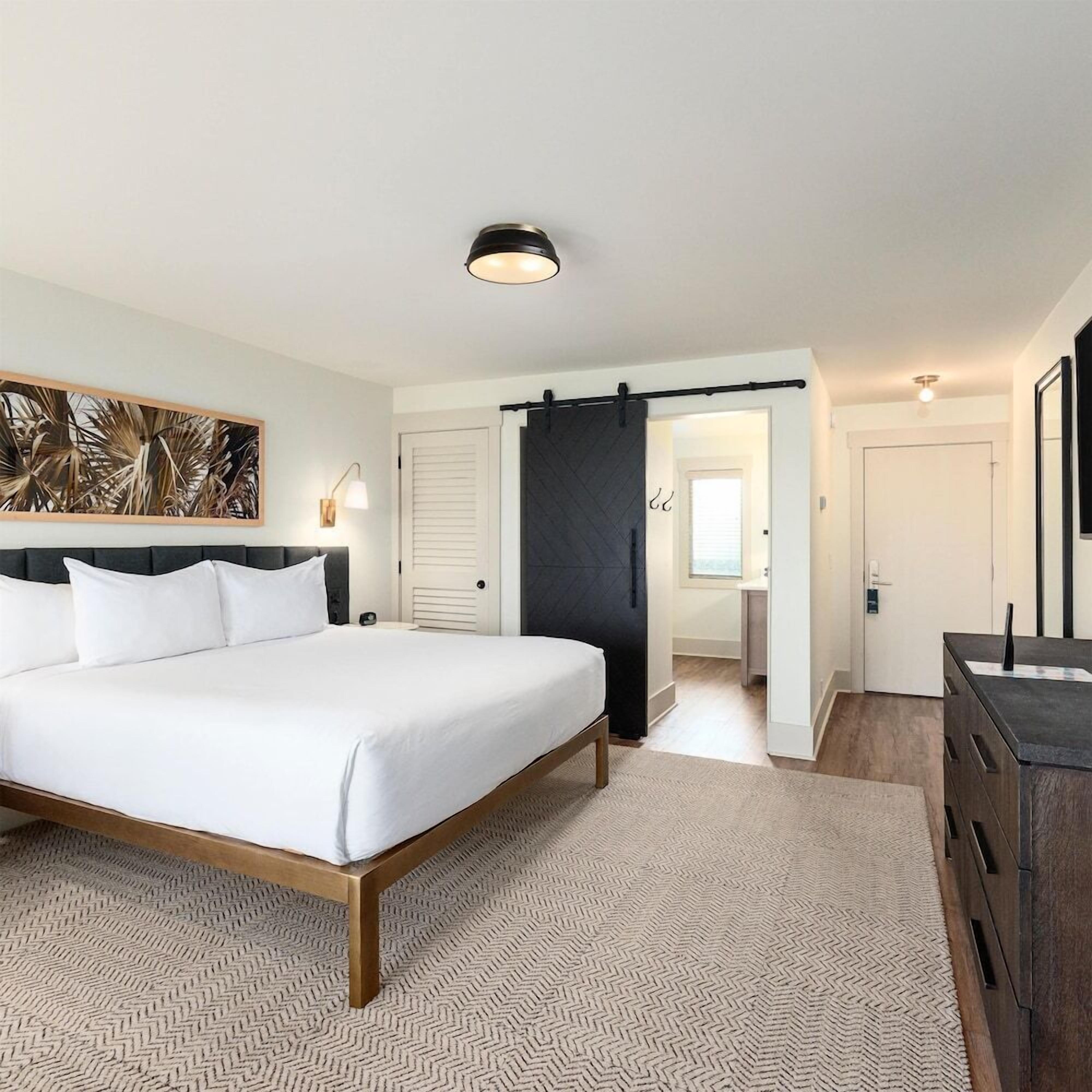 Premium bedding, in-room safe, iron/ironing board, free WiFi
