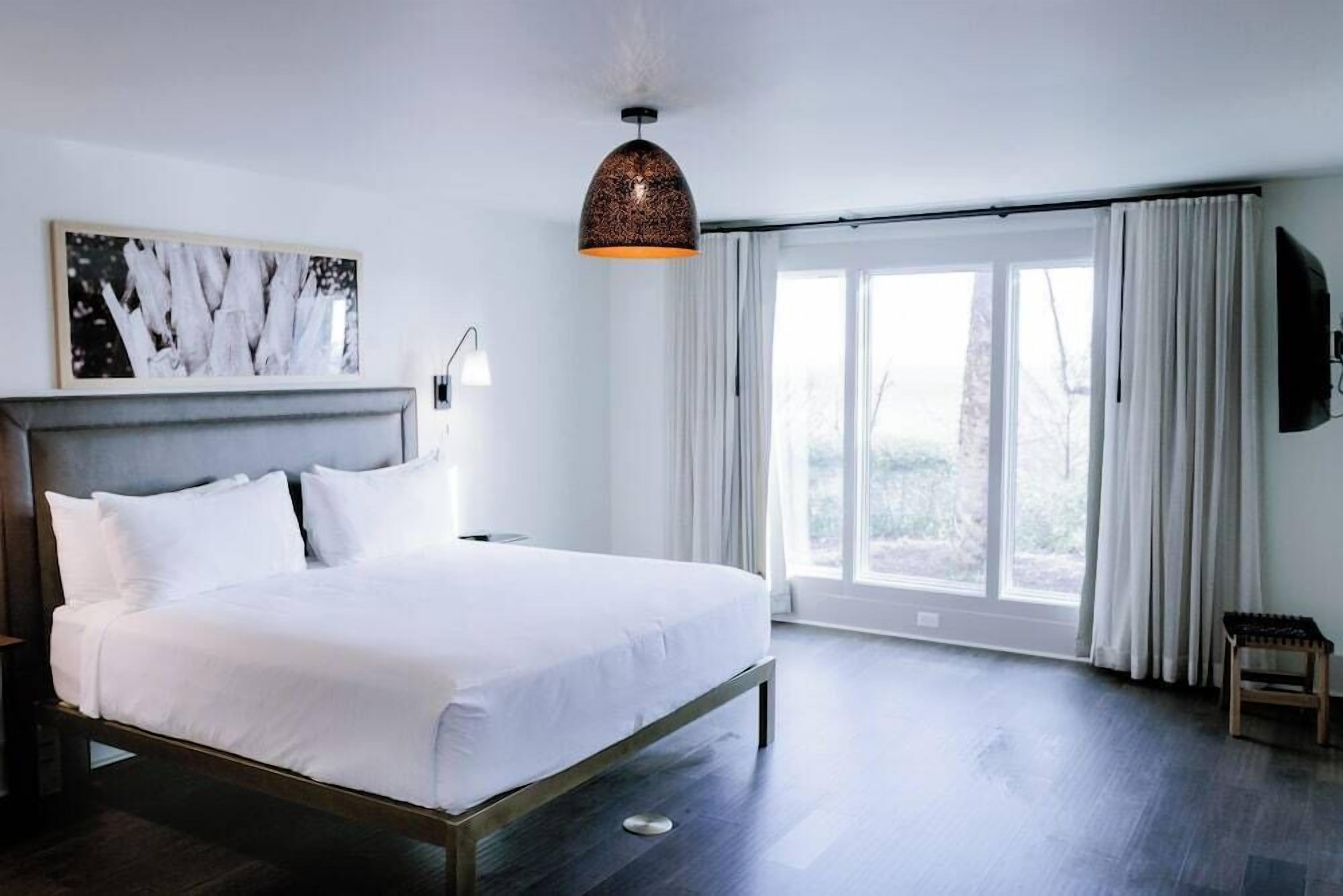 Premium bedding, in-room safe, iron/ironing board, free WiFi