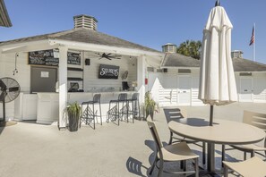 Quầy bar bên hồ bơi