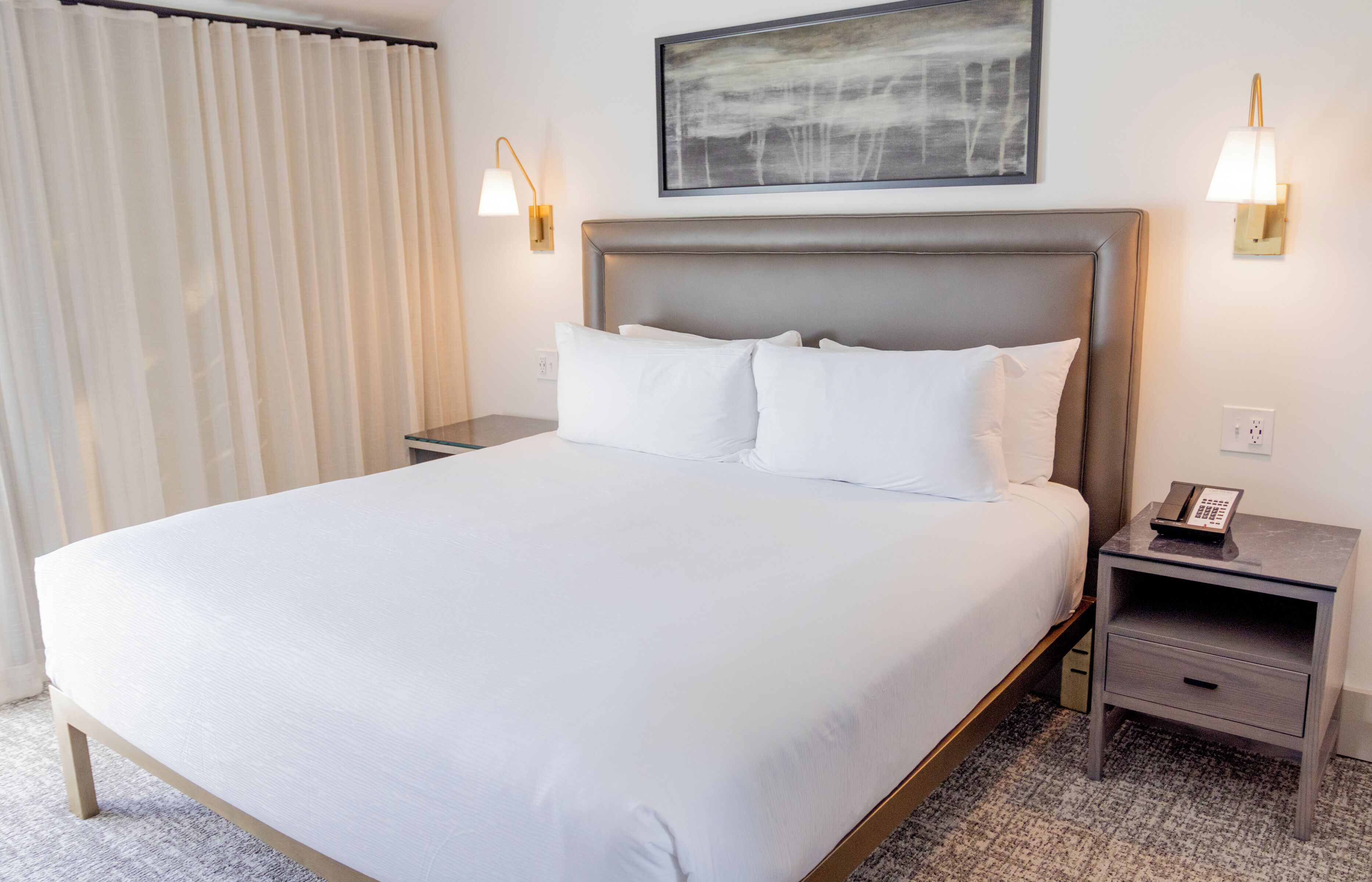 Sengetøy av topp kvalitet, safe på rommet og strykejern/-brett