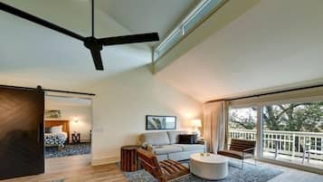 Premium bedding, in-room safe, iron/ironing board, free WiFi