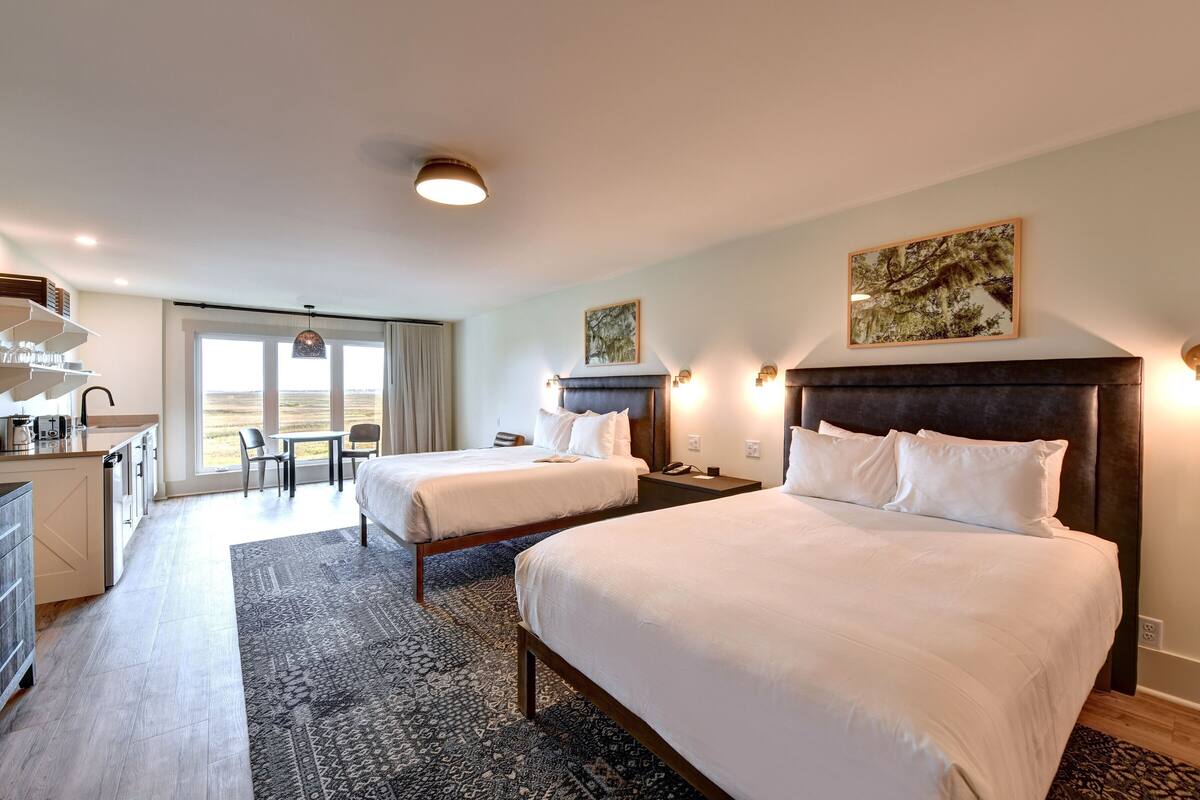 Premium bedding, in-room safe, iron/ironing board, free WiFi