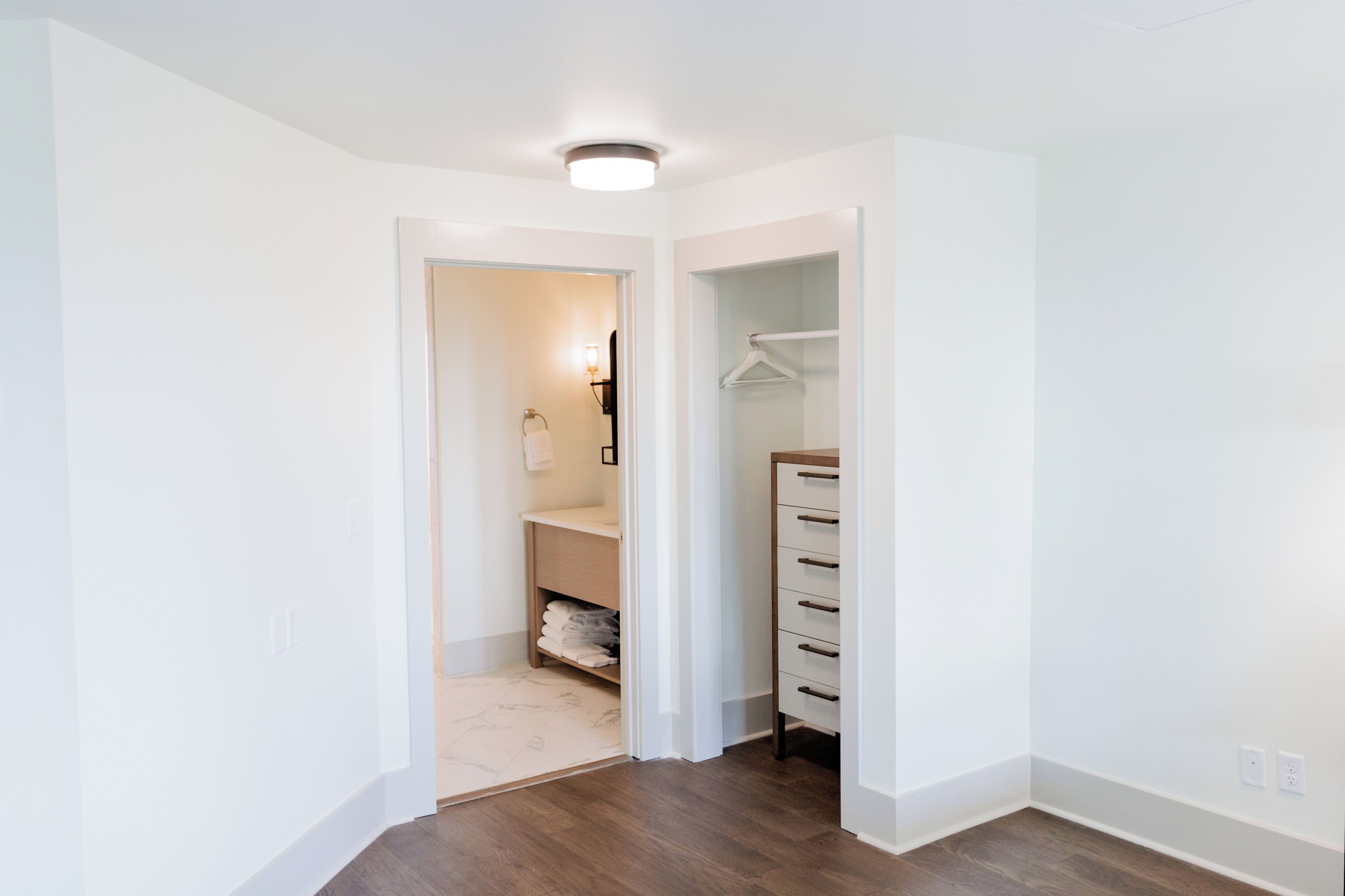 suite, 1 king bed (dogwood) | bathroom | combined shower/bathtub, free toiletries, hair dryer, towels