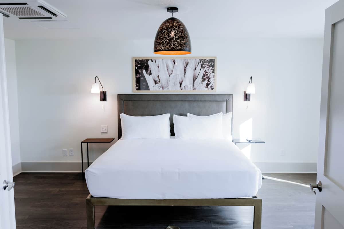 Suite, 1 King Bed (Dogwood)