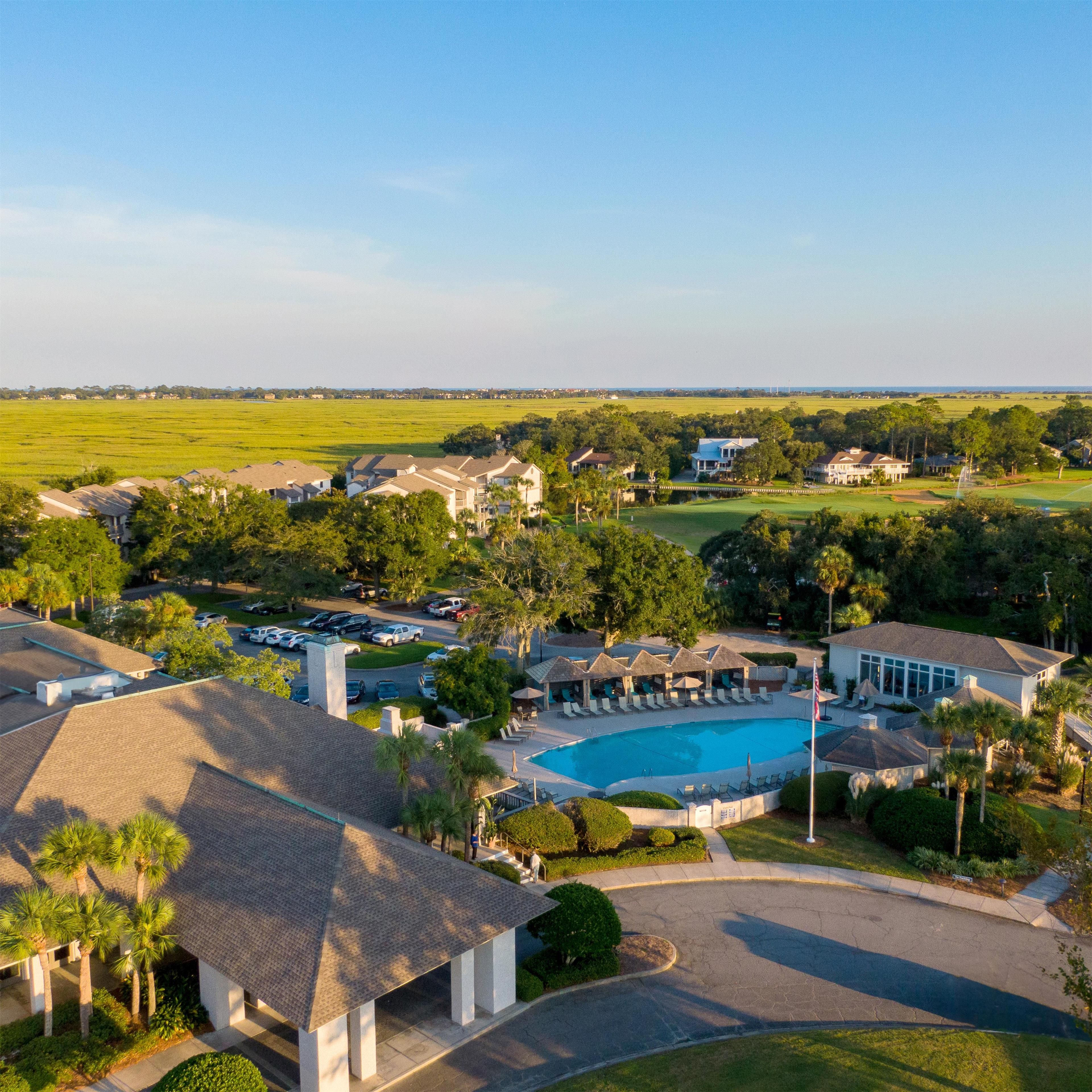 Zona residencial con piscina, casas y campo de golf.