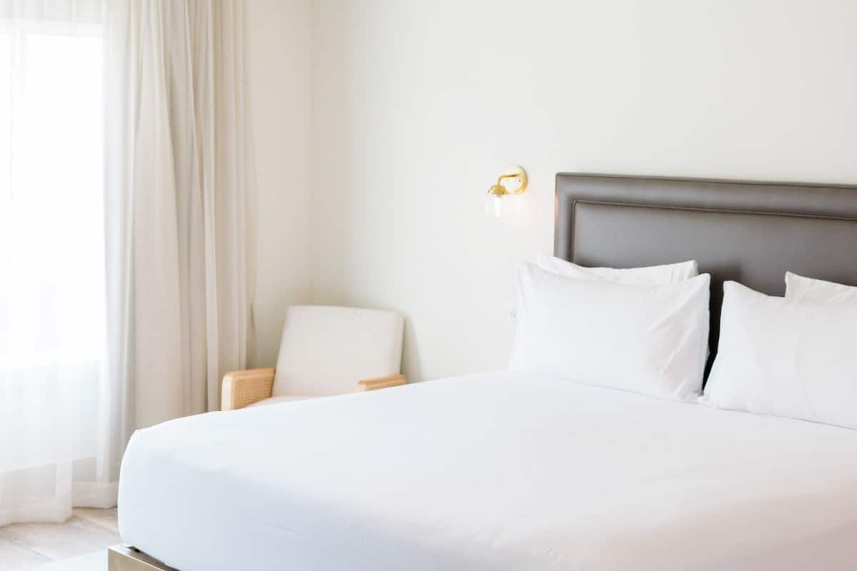 Suite, 1 King Bed (Magnolia)