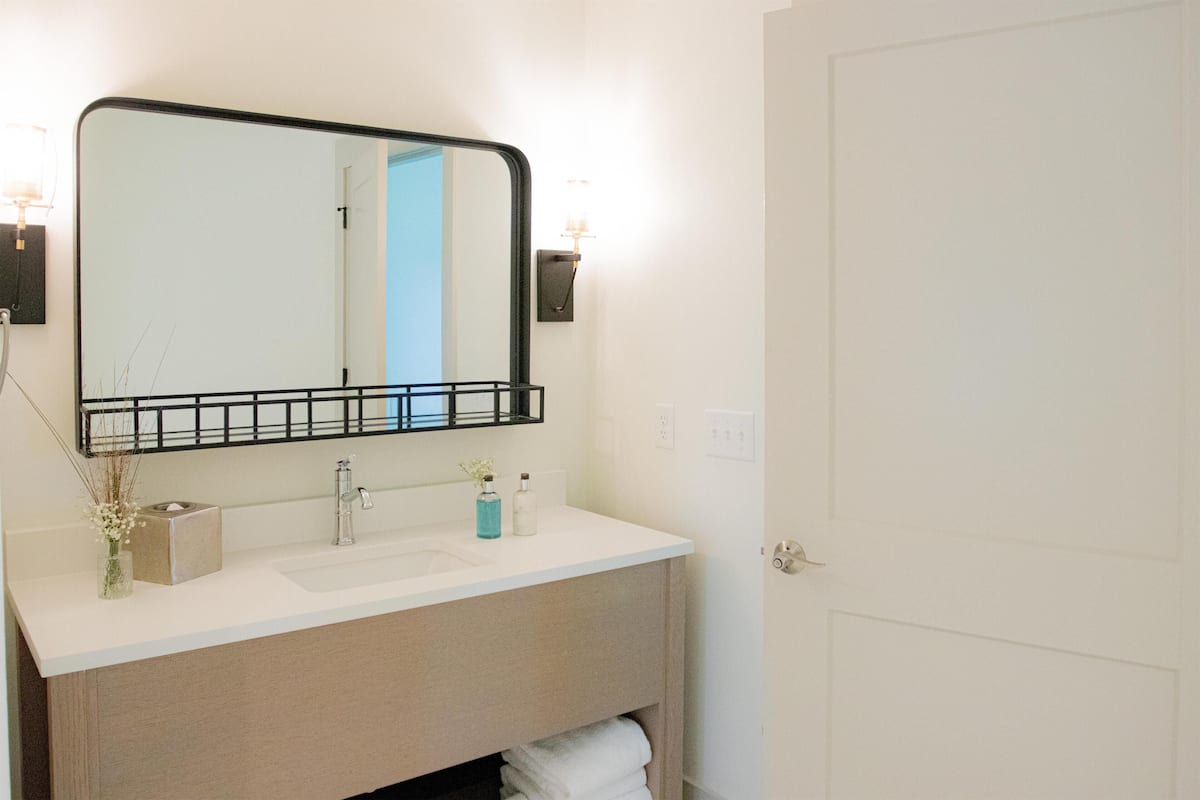 Suite, 1 cama King size (Dogwood) | Baño | Tina con regadera, amenidades de baño gratuitas, secadora de cabello 