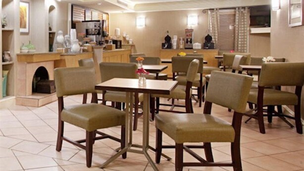 Dining - La Quinta Inn by Wyndham Denver Central (Denver)