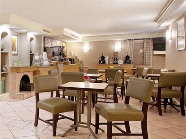 Dining - La Quinta Inn by Wyndham Denver Central (Denver)