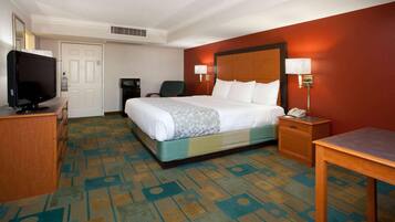 Escrivaninha, cortinas blackout, ferros/tábuas de passar roupa