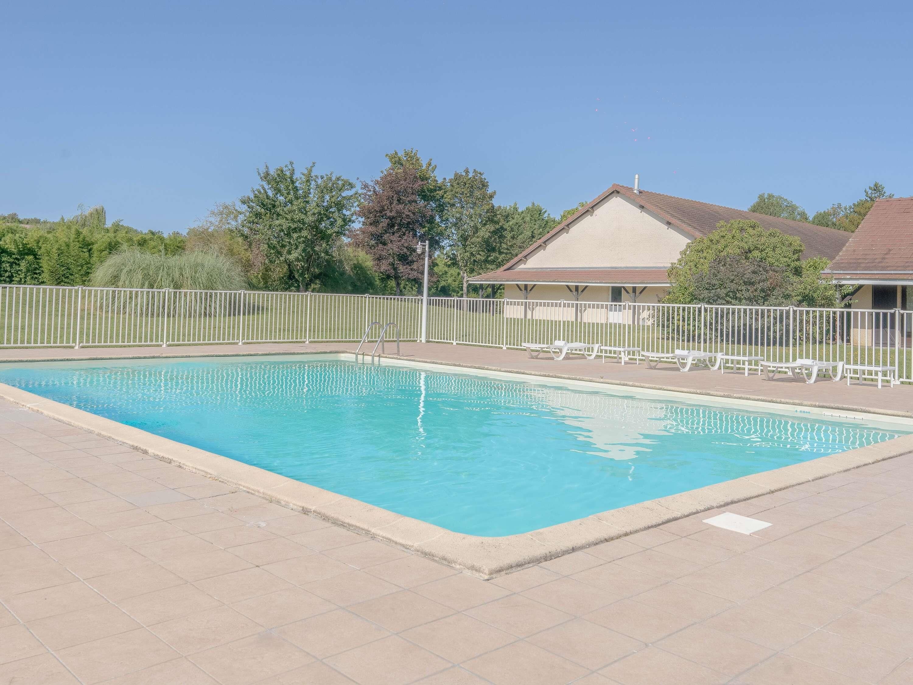 En säsongsöppen utomhuspool